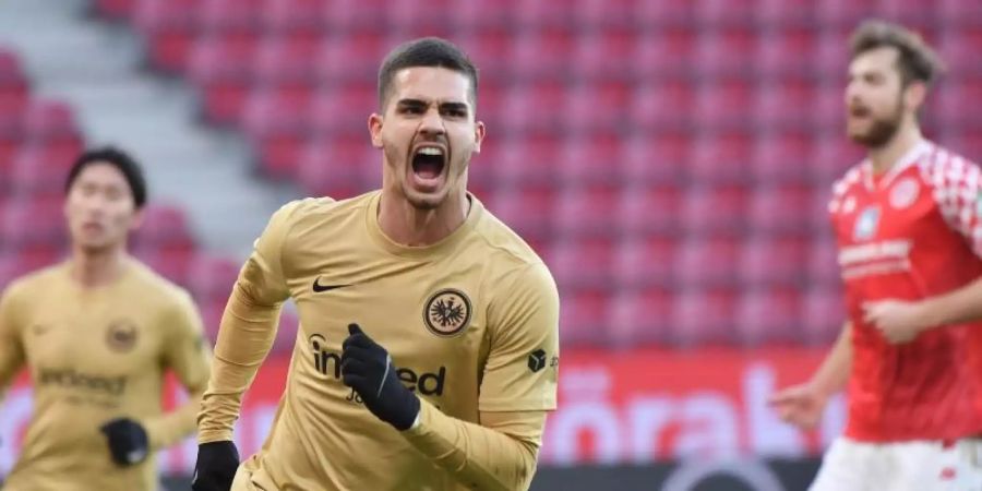 Frankfurts Andre Silva jubelt nach seinem Treffer zur 0:1-Auswärtsführung. Foto: Torsten Silz/dpa