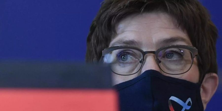 Nach Ansicht von Kramp-Karrenbauer sollte eine zentrale Schaltstelle für die Sicherheit des Landes geschaffen werden. Foto: Michal Kamaryt/CTK/dpa