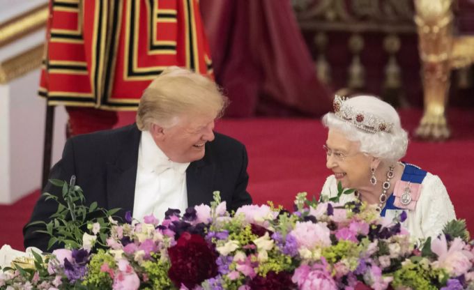 Selbst mit Donald Trump hat die Queen gelacht. queen elizabeth