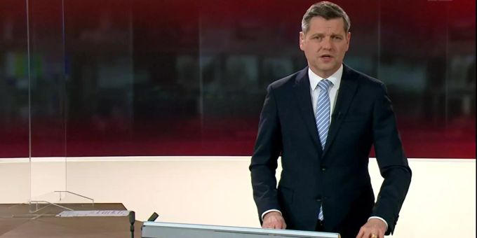 Live im SRF gibt sich Urs Gredig beim Thema Corona seriös. Im Netz sieht es da schon anders aus. Urs Gredig SRF