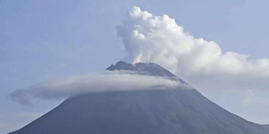 Der Berg Merapi spuckt vulkanischen Dampf aus seinem Krater. Der 2.968 Meter hohe Berg spuckte am 07.01.2021 inmitten seiner zunehmenden vulkanischen Aktivitäten heisse Wolken aus. Foto: Taufiq Rozzaq/AP/dpa