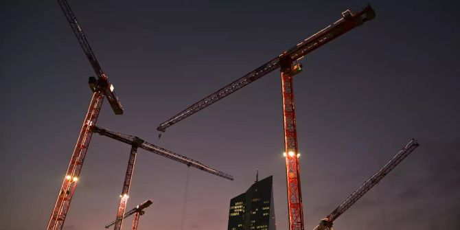 Baukräne im Abendlicht