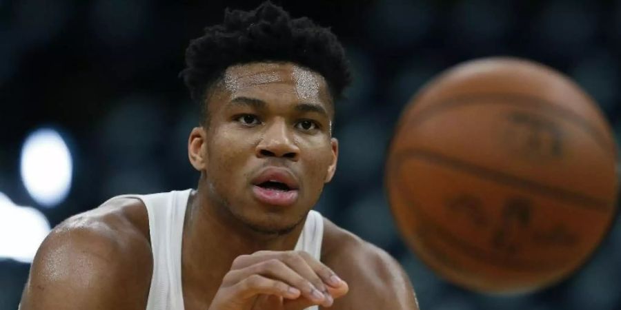 Hat seinen Vertrag bei den Milwaukee Bucks langfristig verlängert: Giannis Antetokounmpo. Foto: Michael Dwyer/AP/dpa