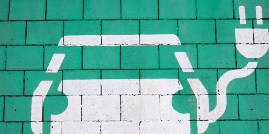Ein Parkplatz mit einer Ladesäule für Elektroautos. Das Bundesverkehrsministerium plant gemeinsam mit dem Wirtschaftsministerium und der Branche ein Spitzentreffen zum Thema Ladesäulen. Foto: Julian Stratenschulte/dpa