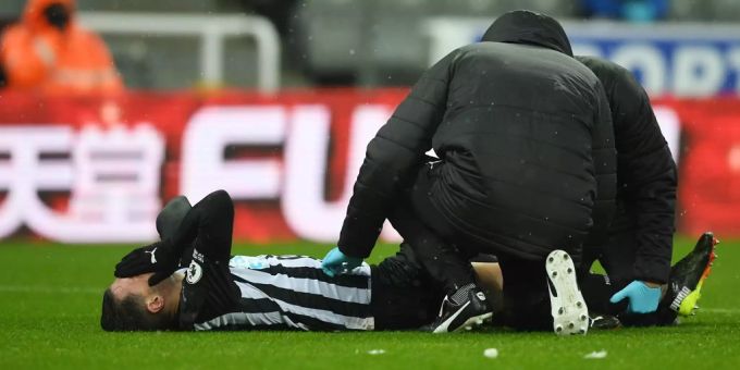 Fabian Schär hat sich im Spiel zwischen Newcastle United und Southampton am Knie verletzt. Fabian Schär