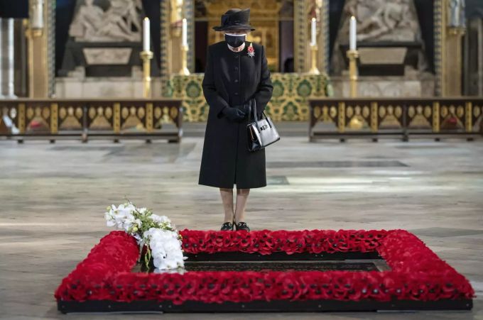 Die Queen trug beim Besuch des Grabs des unbekannten Soldaten am 4. November eine Maske. APTOPIX Britain Queen