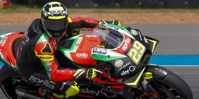 Andrea Iannone vom Aprilia Racing Team Gresini fährt eine Qualifikationsrunde für das thailändischen MotoGP-Rennens auf dem Chang International Circuit. Andrea Iannone