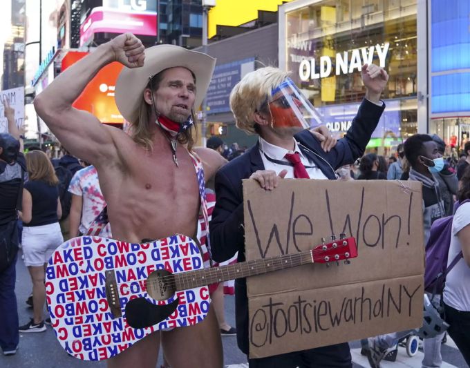 Auch der nackte Cowboy, ein New Yorker-Original feierte gemeinsam mit Biden-Fans auf dem Times Square. Cowboy