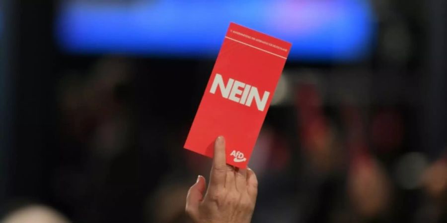 Delegierter mit Stimmkarte auf dem Parteitag