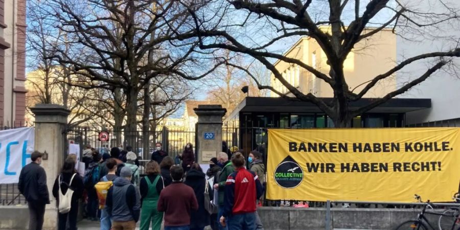 Demonstration vor dem Basler Strafgericht, vor dem sich fünf Klimaaktivistinnen und -aktivisten wegen einer unbewilligten Kundgebung verantworten müssen.