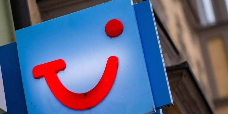 Das 2020 über weite Strecken eingebrochene Tourismusgeschäft hat beim Branchenprimus Tui nach Informationen aus Konzernkreisen zu einem personellen Aderlass geführt. Foto: Nicolas Armer/dpa