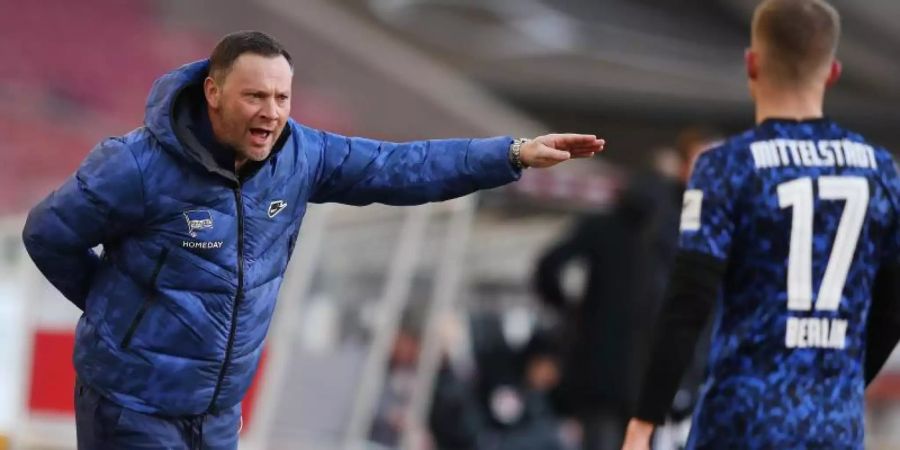 Hertha-Trainer Pal Dardai gibt Maximilian Mittelstädt Anweisungen. Foto: Tom Weller/dpa