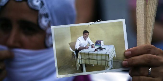 ARCHIV - Eine Unterstützerin der pro-kurdischen Partei HDP hält ein Bild von Selahattin Demirtas, dem früheren Co-Vorsitzenden der HDP, bei einer Kundgebung in der Hand. Foto: Emrah Gurel/AP/dpa ARCHIV - Eine Unterstützerin der pro-kurdischen Partei HDP hält ein Bild von Selahattin Demirtas, dem früheren Co-Vorsitzenden der HDP, bei einer Kundgebung in der Hand. Foto: Emrah Gurel/AP/dpa