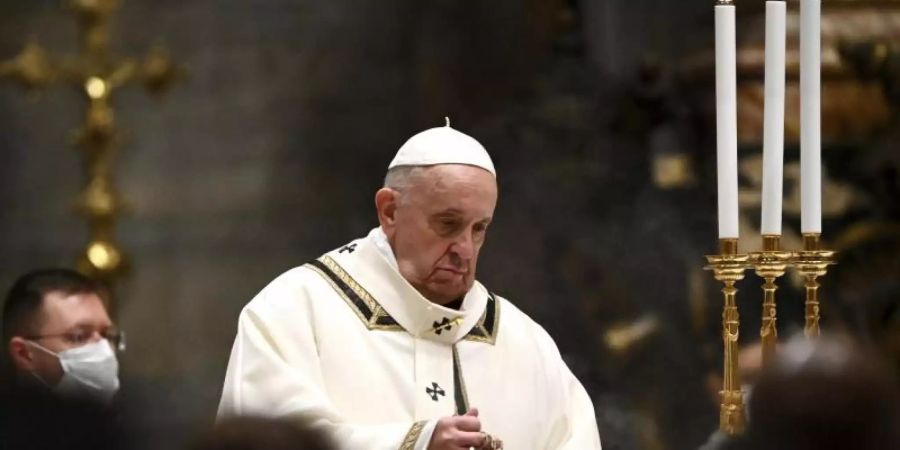 Papst Franziskus feiert die Christmette in der Basilika Sankt Peter. Foto: Vincenzo Pinto/AFP POOL/AP/dpa