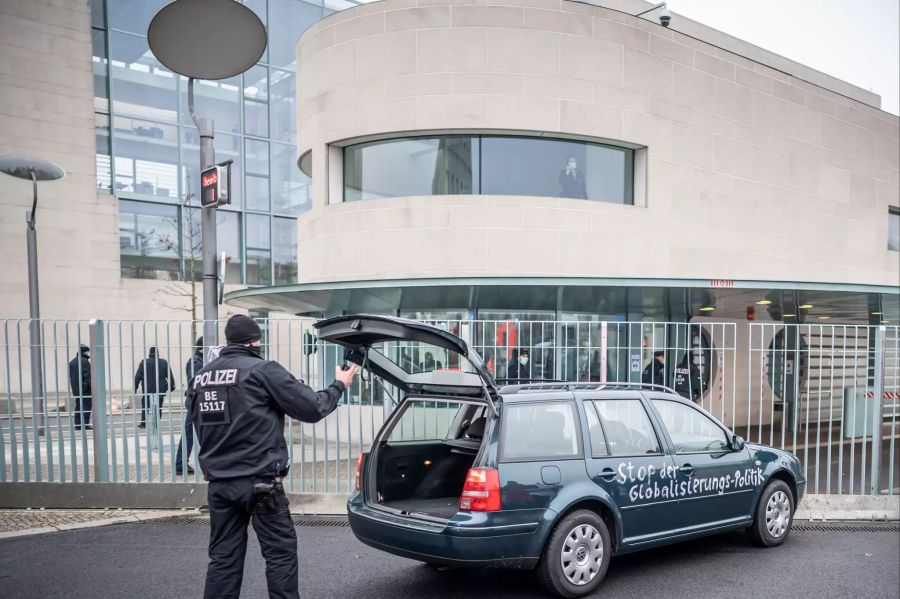 Auto mit Protest-Botschaft