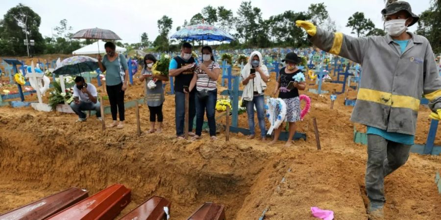 Trauernde an einem Massengrab im brasilianischen Manaus