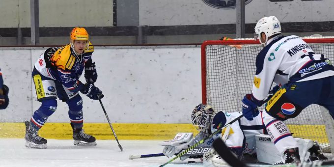 Der Amerikaner Ryan Hayes (im gelben Topscorer Helm) erzielte gegen Olten einen Hattrick.