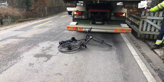 Velofahrer prallt in stehenden Lastwagen.
