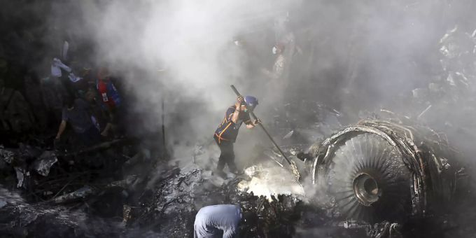 ARCHIV - Freiwillige Helfer und Einsatzkräfte suchen nach dem Absturz einer Maschine der Fluggesellschaft Pakistan International Airlines nach Überlebenden. Foto: Fareed Khan/AP/dpa ARCHIV - Freiwillige Helfer und Einsatzkräfte suchen nach dem Absturz einer Maschine der Fluggesellschaft Pakistan International Airlines nach Überlebenden. Foto: Fareed Khan/AP/dpa