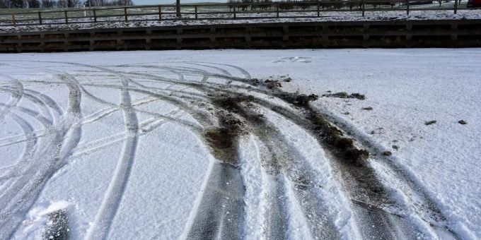 Zuckenriet SG: Fahrzeug beschädigt Sportplatz. Zuckenriet SG: Fahrzeug beschädigt Sportplatz