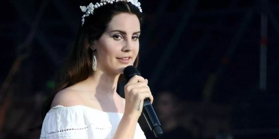 Lana Del Rey stimmt auf Weihnachten ein - und tut Gutes. Foto: Hugo Marie/epa/dpa