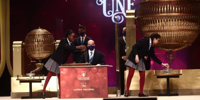Zwei der Mädchen aus dem Wohnheim San Ildefonso zeigen einen der Preise der Weihnachtslotterie 2020 im Teatro Real. Zwei Tage vor Heiligabend geht in Spanien wieder ein Geldregen nieder: Die traditionsreiche Weihnachtslotterie des Landes schüttet am Dienstag Gewinne von insgesamt gut 2,4 Milliarden Euro aus. Spaniens Weihnachts-Lotterie «El Gordo»