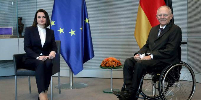 14.12.2020, Berlin: Swetlana Tichanowskaja, belarussische Bürgerrechtlerin und Oppositionspolitikerin, und Wolfgang Schäuble (CDU), Bundestagspräsident, sitzen nebeneinander vor ihrem Treffen im Reichstagsgebäude. Belarussische Oppositionspolitikerin