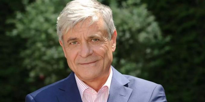Der Schauspieler Dietrich Adam lächelt während einer Drehpause bei der Serie «Sturm der Liebe» in den Bavaria Studios. Adam starb am Montag (02.11.20) im Alter von 67 Jahren in Berlin. sturm der liebe star