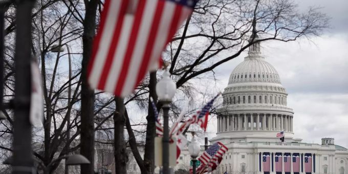 Nationalflaggen der vereinigten Staaten hängen vor dem US-Kapitol. Der designierte Präsident Biden und die designierte Vizepräsidentin Harris werden am 20. Januar den Amtseid vor dem Kapitol ablegen. Foto: Wong Maye-E Vor Amtseinführung Joe Biden