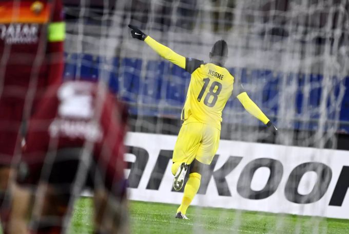 Jean-Pierre Nsame (YB) feiert sein Tor zum 1:0 gegen die AS Rom in der Europa League. Roma YB Europa League