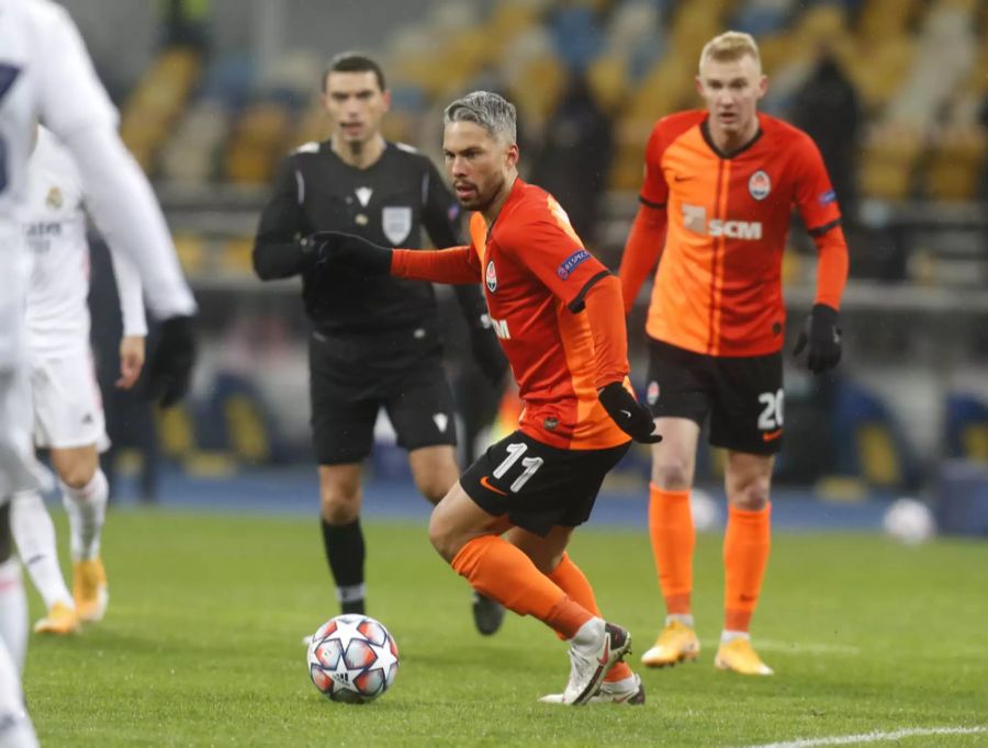 Marlos kontrolliert den Ball.