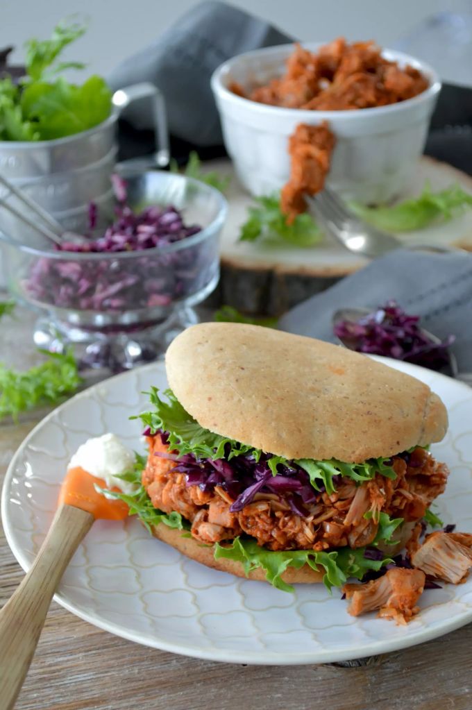 Burger mit Jackfruit, einer Frucht, die eine ähnliche Konsistenz wie Poulet hat. Vegan Burger auf Teller
