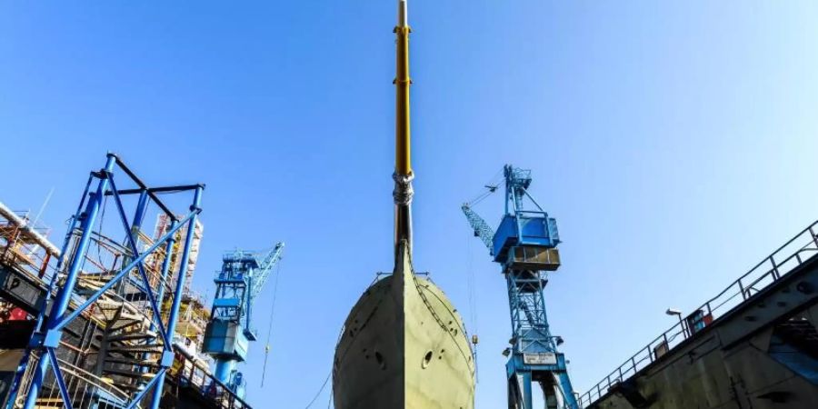 Das Marine-Segelschulschiff «Gorch Fock» in einem Dock der Bredo-Werft. Foto: Mohssen Assanimoghaddam/dpa