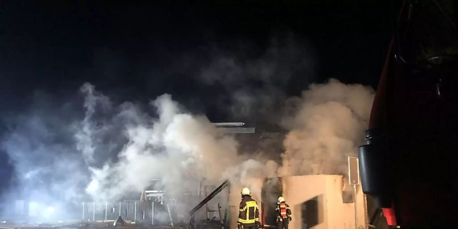 Bei den Löscharbeiten eines brennenden Container kam es am Freitagabend in in Sitten zu einer starken Explosion. Ein Feuerwehrmann wurde dabei leicht verletzt.