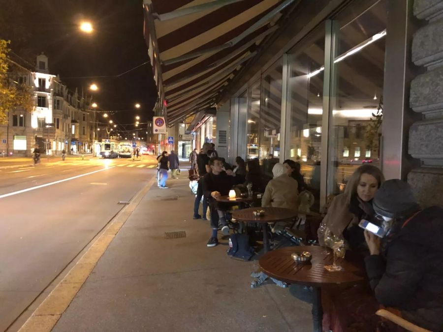 Ohne Heizpilze, aber mit Lichtern: Die Almodo Bar in Zürich.