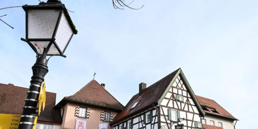 Das Alte Stadttor markiert den Eingang zur Stadt Mühlheim an der Donau. Die Stadt Mühlheim an der Donau hat eine besonders hohe Inzidenz verursacht durch eine Wandergruppe. Foto: Felix Kästle/dpa