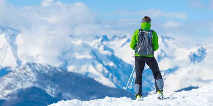 Bei Tourenski gibt es verschiedene Breiten. Skifahrerin