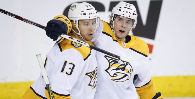 Nick Bonino (l.) jubelt zusammen mit Kevin Fiala im Dress der Nashville Predators. Bonino wurde im Oktober 2020 in einem Tausch zu den Minnesota Wild transferiert. Kevin Fiala
