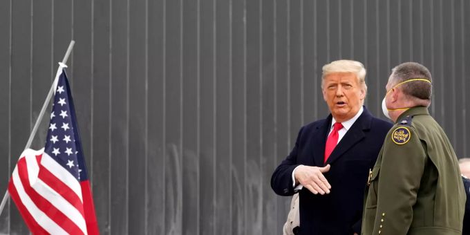 Bei Abschiedsbesuch - Trump lobt seinen Mauerbau in Texas