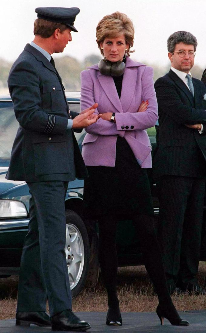 Prinzessin Diana damals mit ihrem Ex-Privat-Sekretär Patrick Jephson (r.). Prinzessin Diana Prinz Harry