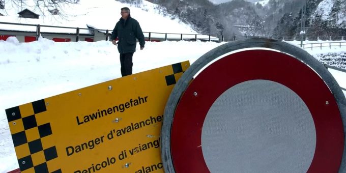 Am Urnersee - A2 bleibt wegen Lawinengefahr unterbrochen