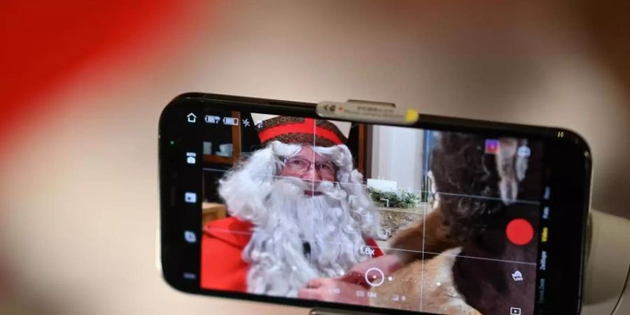 In diesem Jahr richtet Berthold Erich Schwarz als Bischof Nikolaus und Michael Huber als Knecht Rupprecht per Video eine Botschaft an die Familien und Kinder zuhause. Foto: Felix Kästle/dpa