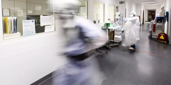 Ein Krankenpfleger läuft über den Flur einer Intensivstation. Foto: Frank Molter/dpa Ein Krankenpfleger läuft über den Flur einer Intensivstation. Foto: Frank Molter/dpa