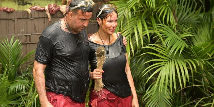 Cosimo Citiolo und Djamila Rowe nach ihrer Dschungelprüfung «Wall of Shame» im Dschungelcamp. dschungelcamp