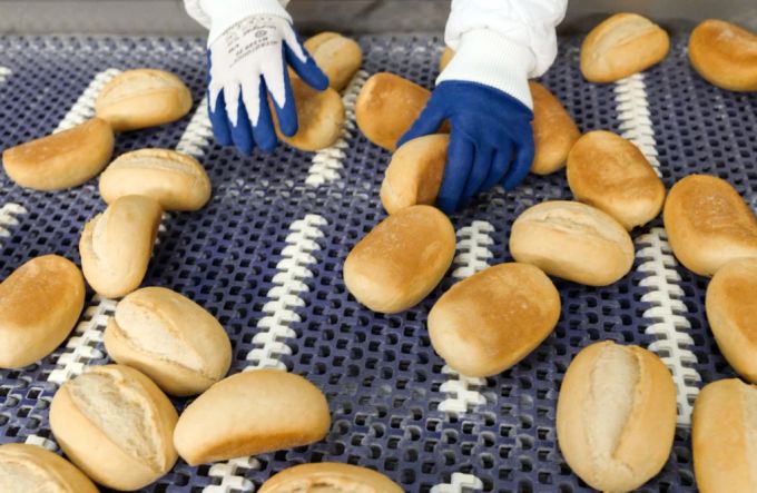 In einem Werk des Backwarenherstellers Aryzta werden Brötchen sortiert. Aryzta