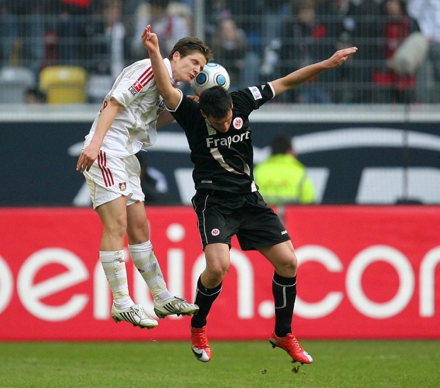 Hier ist der Stürmer im Duell mit dem Schweizer Pirmin Schwegler (l.).