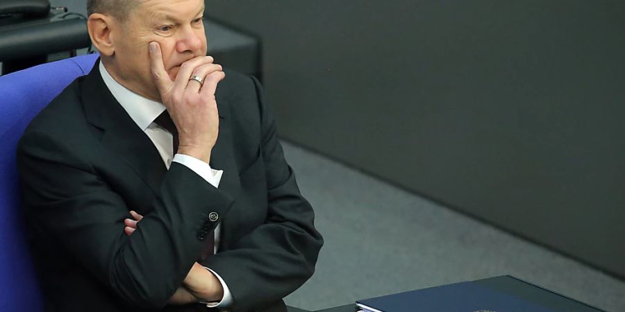 Bundeskanzler Olaf Scholz (SPD) verfolgt während der Sitzung des Bundestags die Redebeiträge der Opposition. Foto: Wolfgang Kumm/dpa