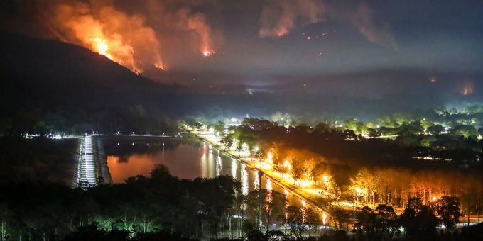 Feuer und Rauch steigen über Nakhon Nayok auf. Feuer und Rauch steigen über Nakhon Nayok auf.