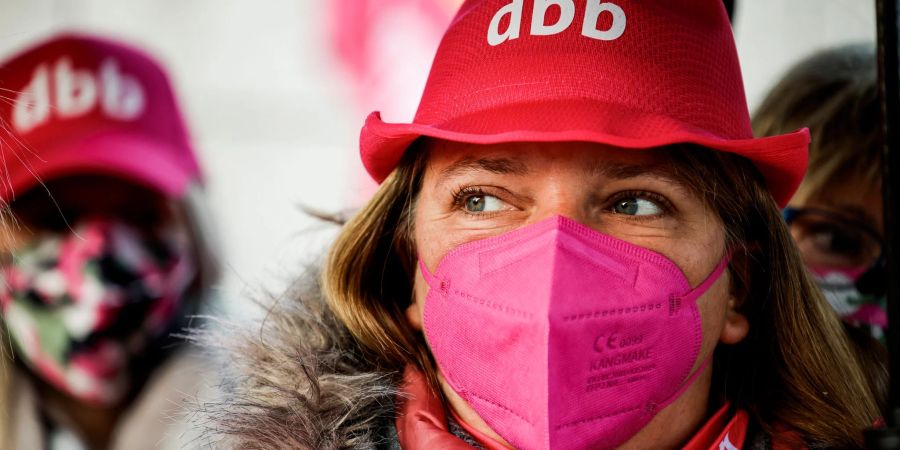 Erzieherinnen und Sozialarbeiterinnen aus verschiedenen Bundesländern demonstrieren 2022 in Potsdam für höhere Löhne.
