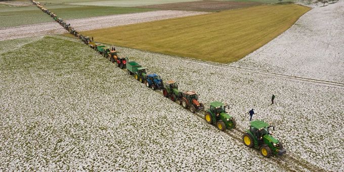 In Aarwangen BE demonstrieren Landwirte gegen die geplante Umfahrung. Aarwangen